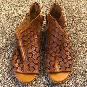 LIKE NEW Tamaris Sandals